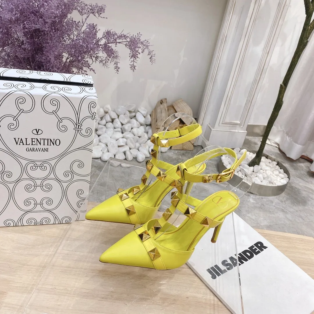 👟👟Ex-factory price 400👟👟 Genuine leather sole +40 Valentino Valentino spring and summer new rivet shoes are new☑️ —————————————— The latest golden big rivet element is full of high-end sense! Extremely fashionable Heel height: 9.5cm Upper: Matt sheepskin Lining: Sheepskin lining Outsole: Italian genuine leather outsole, rubber sole optional Color: Two styles and 8 colors available Code number: 34-41 (34 and 42 customized are not returnable)